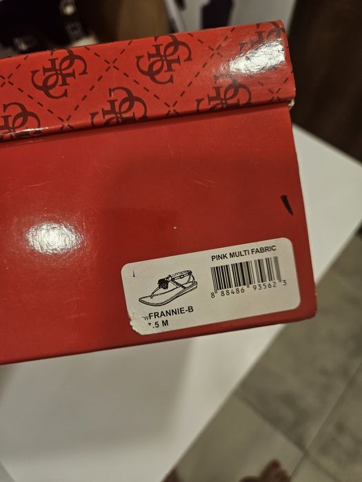 Сандали на Guess