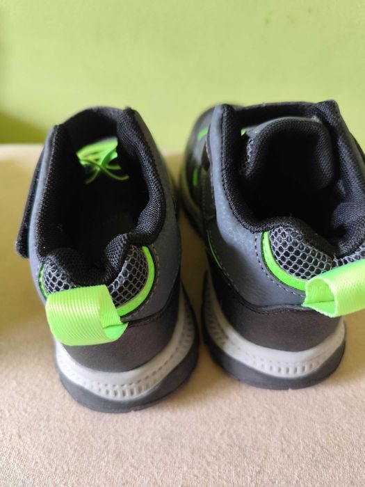 Нови Детски обувки с дълбок грайфер