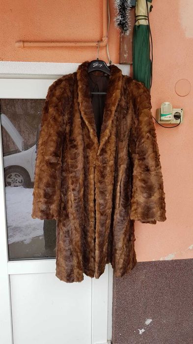 Haina blana nurca in stare buna