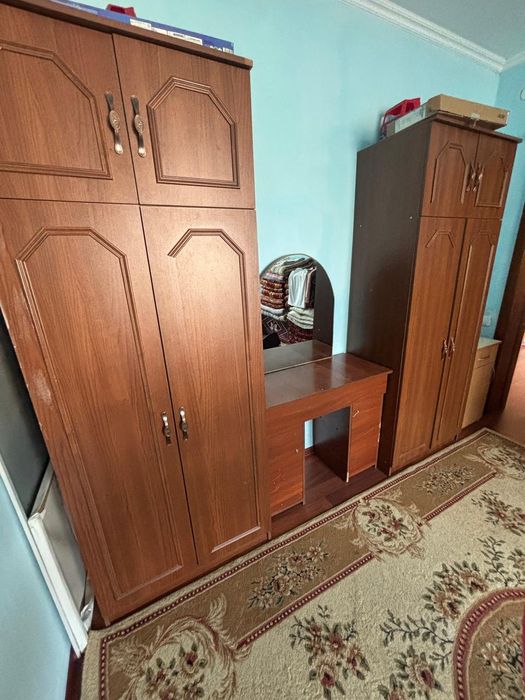2 шкафа и тумба с зеркалом