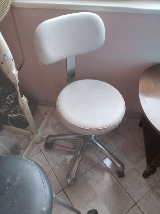 Въртящ се кожен стол