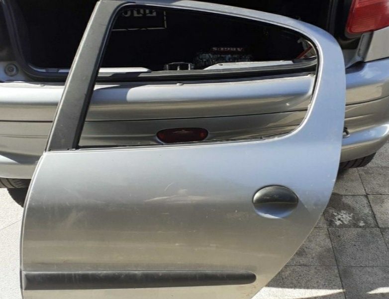 ușă stânga spate peugeot 206
- gri metalizat -