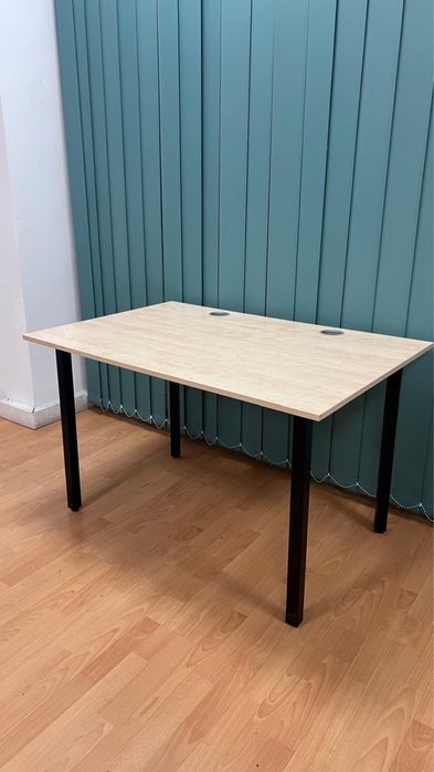 Birouri cu picioare din metal