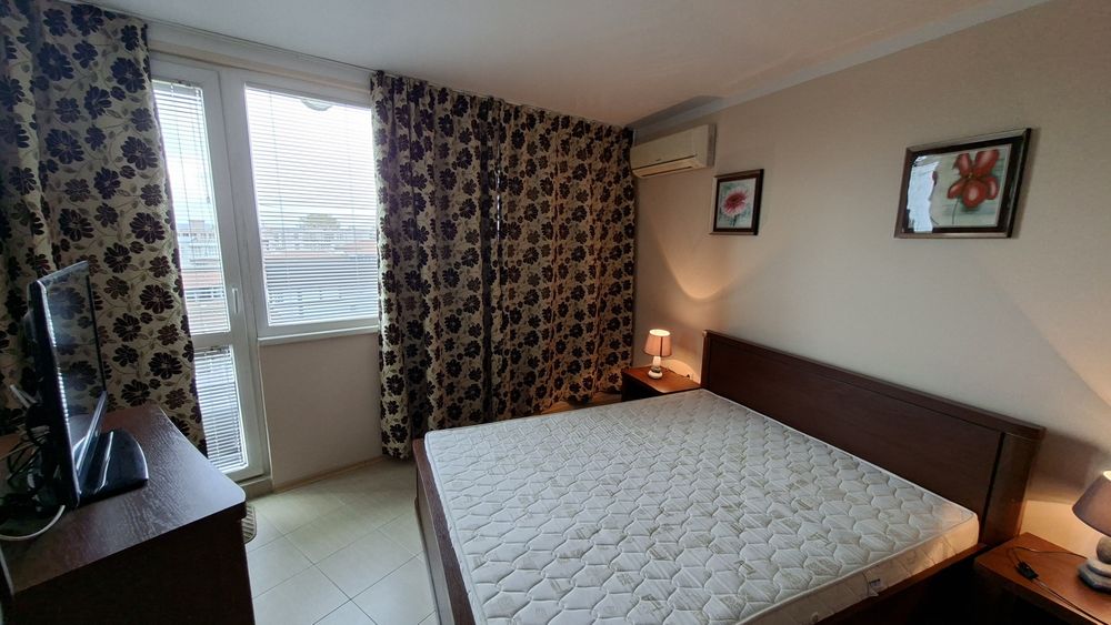 Спалня- комплек нощни шкафове, гардероб с 3  врати, скрин-Тв,огледало!