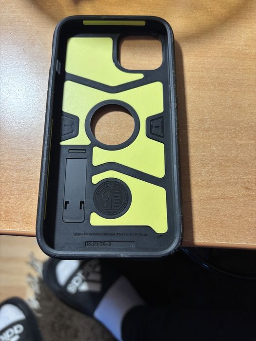 Husa iphone 13 Spigen