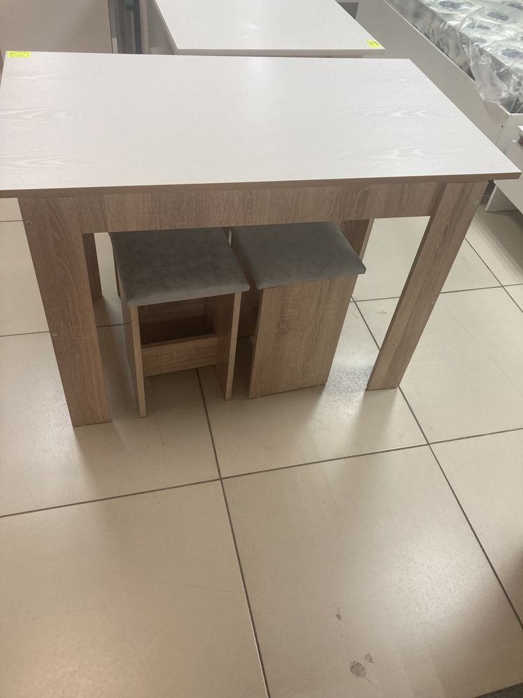 Стол обеденный и 4 табурета комплект новый