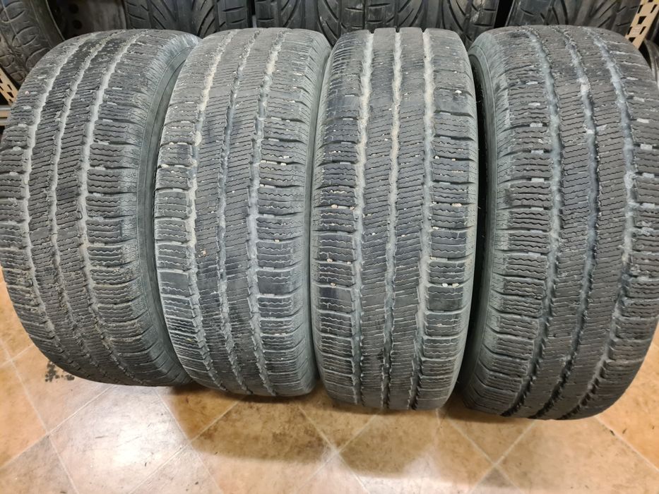 Продавам бусови зимни гуми 235/65/16