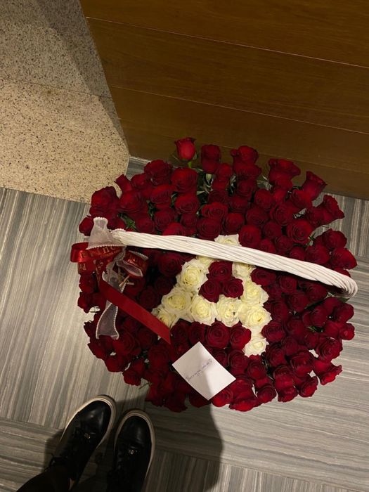 125шт свежие голландские розы с буквой А в корзине