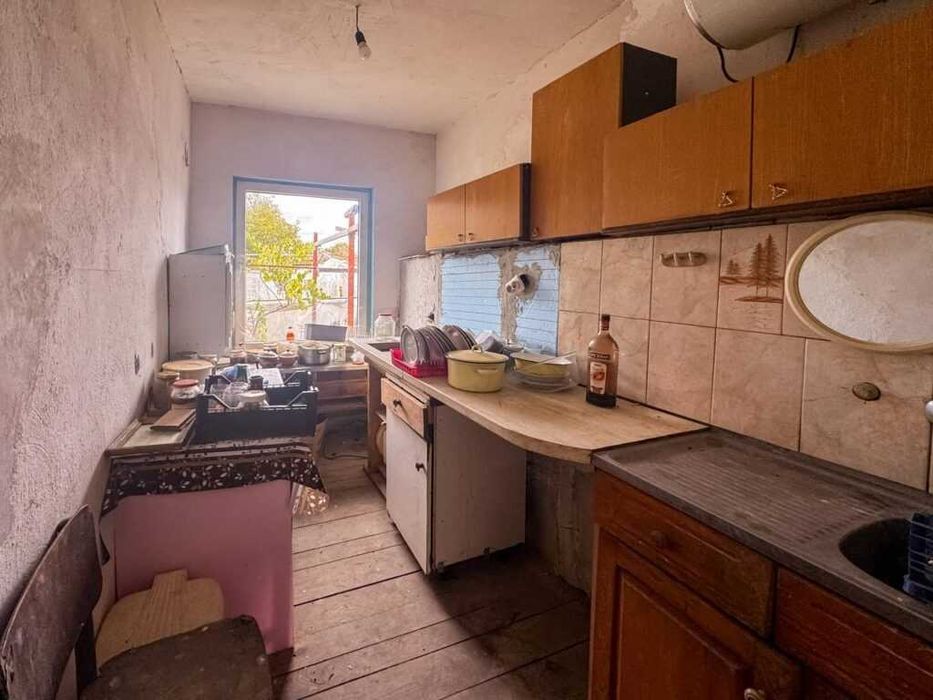 Едноетажна къща за ремонт с парцел в село Загорци, област Бургас