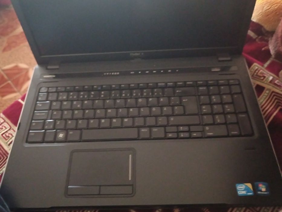 Vând laptop aproape nou