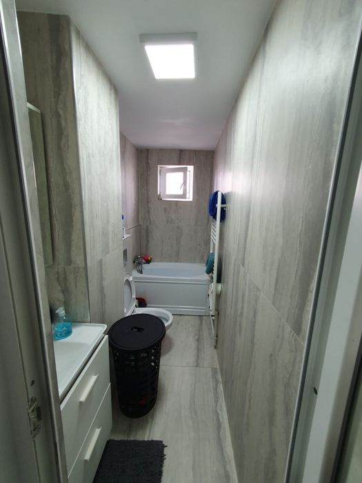 Vând apartament semidecomandat.