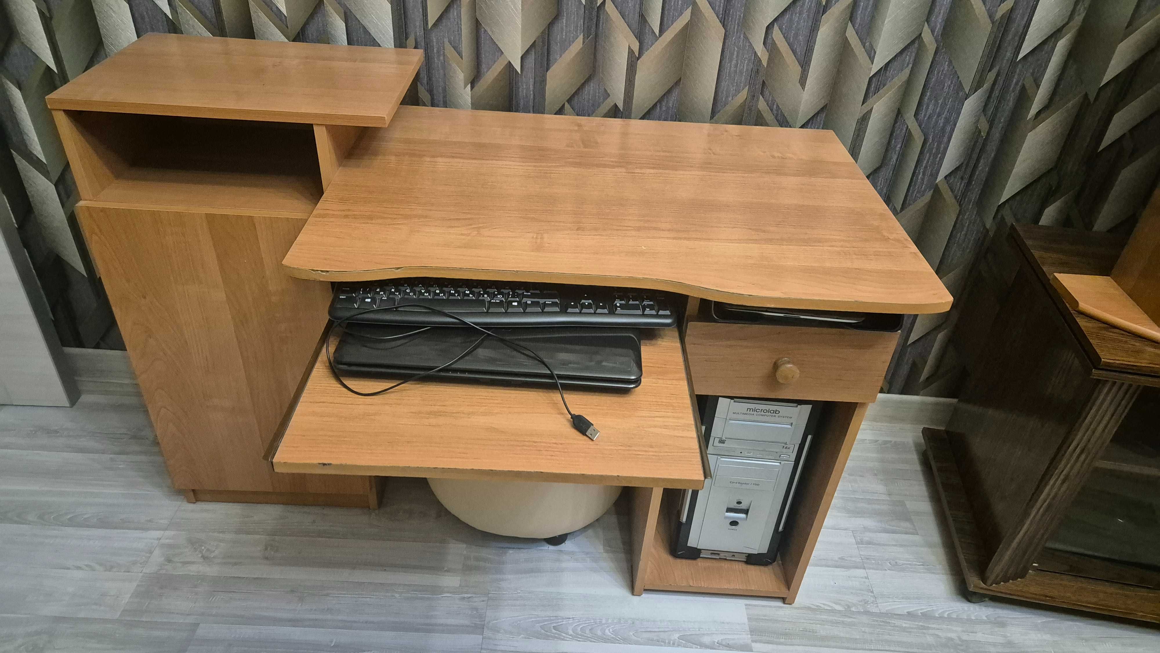 Продам компьютерный стол