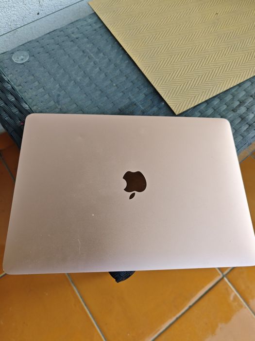 Vând MacBook Air 13 inch, model 2020