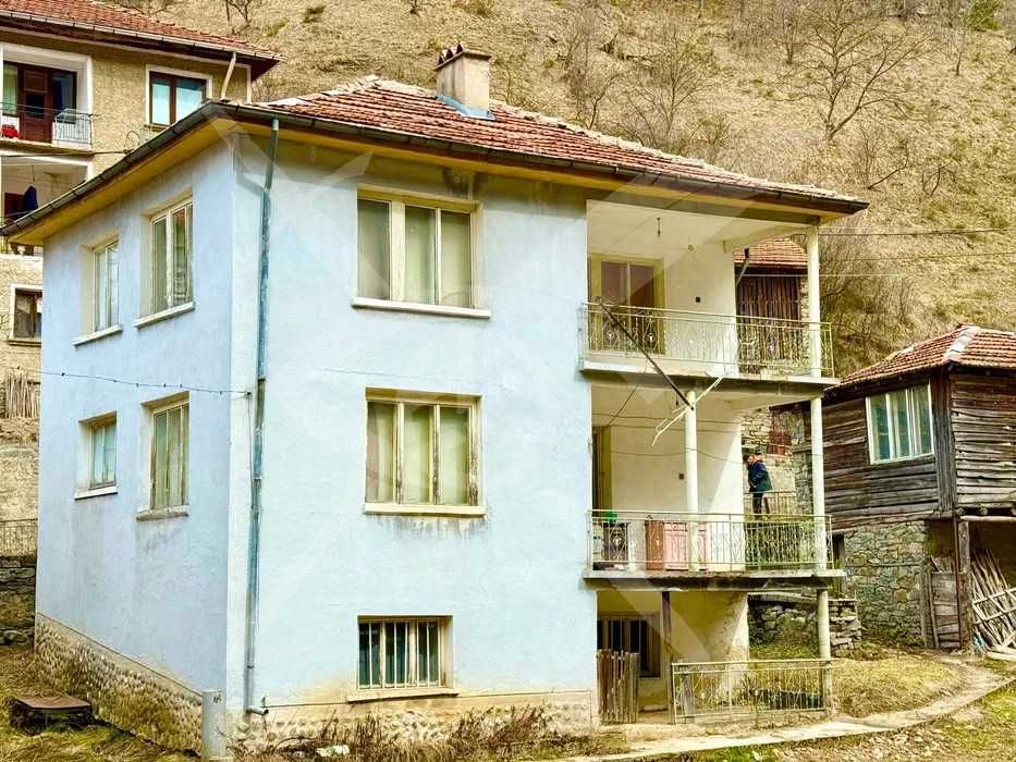 Триетажна къща в китното селце Лясково! 92420