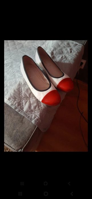 Vind balerini marimea 41 detalii  prin sms.