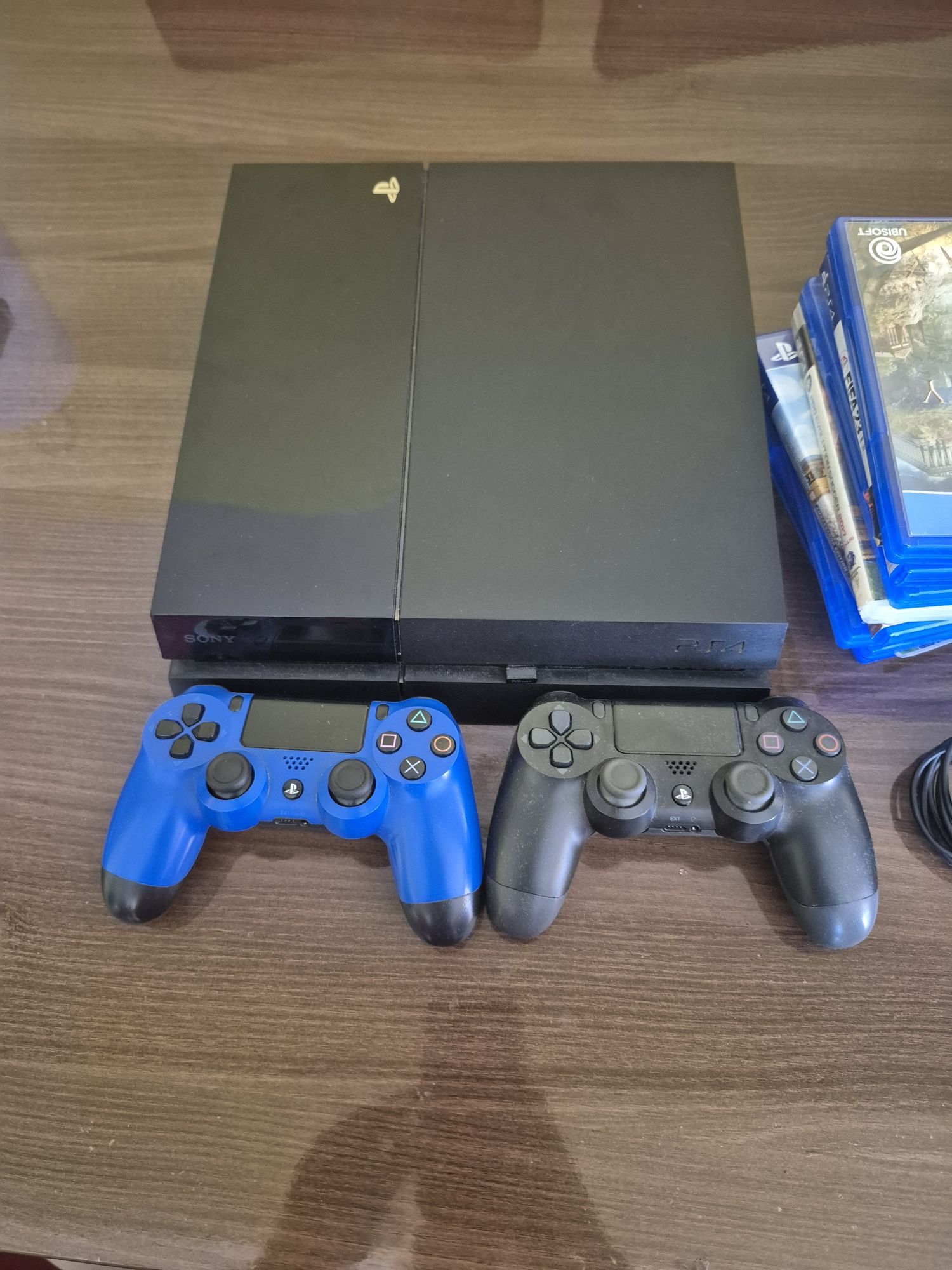Vând ps4 cu 7 jocuri si 2 manete
