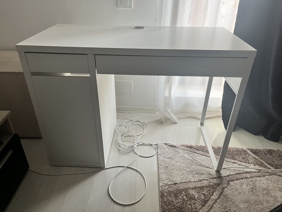 Birou modern alb, cu sertare și spațiu de depozitare