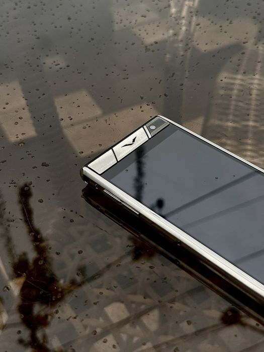 В наличии телефон VERU