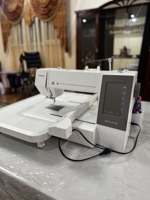 Продам вышивальную машинку Janome Memory Craft 550E