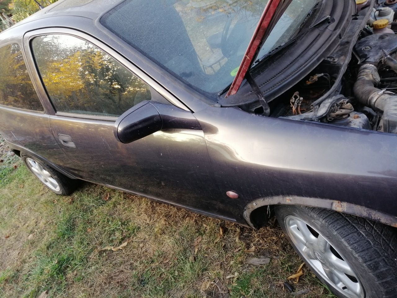 Opel corsa b 1.4 na chasti