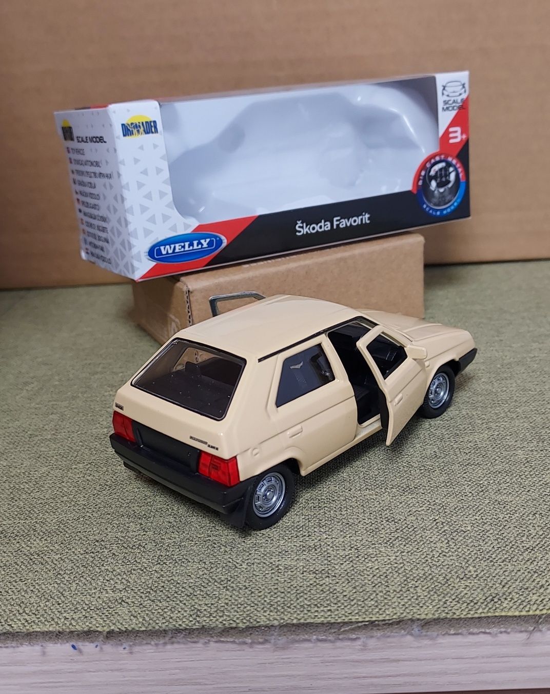 Macheta Skoda Favorit vintage '87 Welly 1/34-masinuta,jucarie colectie