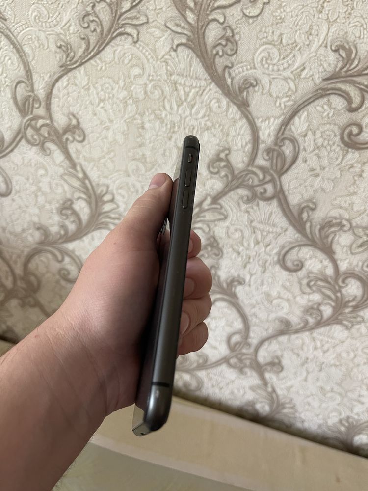 iPhone 11 / 128 GB / 100%