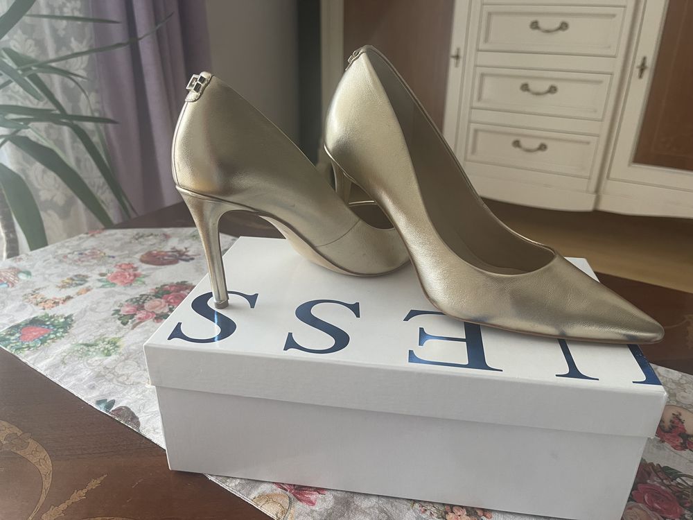 Pantofi stiletto Guess