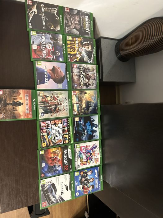 vand xbox one+18 jocuri+incarcator micro usb+suport de jocuri
