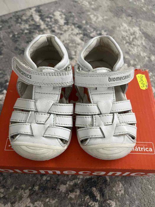 Сандали за прохождане