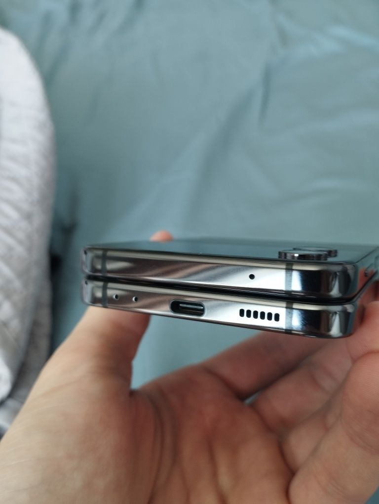 Samsung Z Flip 4 в идеальном состоянии