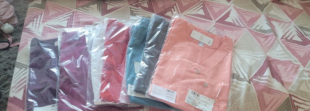 Vând uniforme speciale medicale