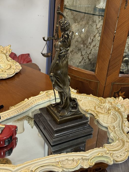 Statueta justitia din bronz masiv pe soclu de marmura