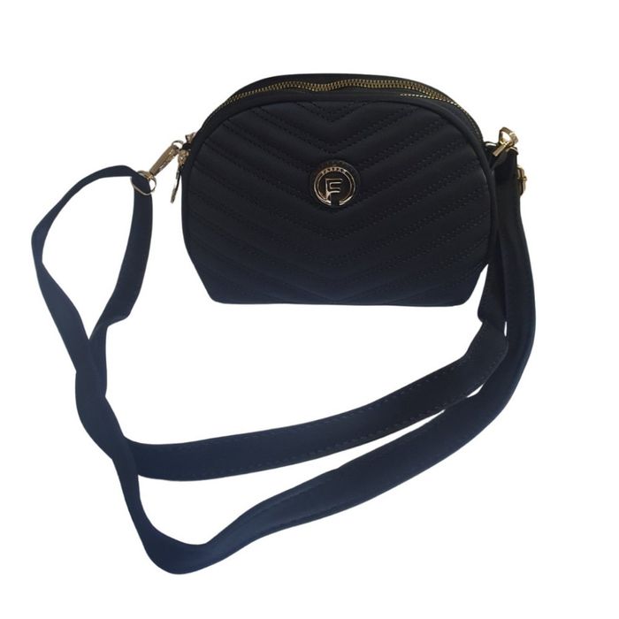 Елегантна дамска чанта с дълга презрамка