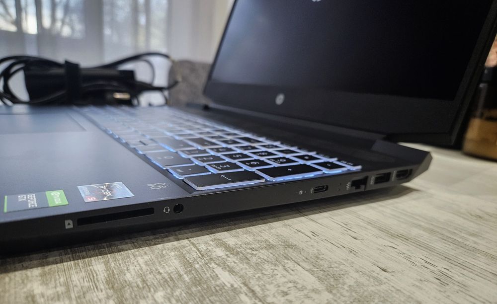 Геймърски лаптоп HP pavillion 144hz B&O озвучение