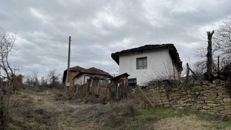 Къща в Ловеч, област-с.Пресяка площ 70 цена 35000