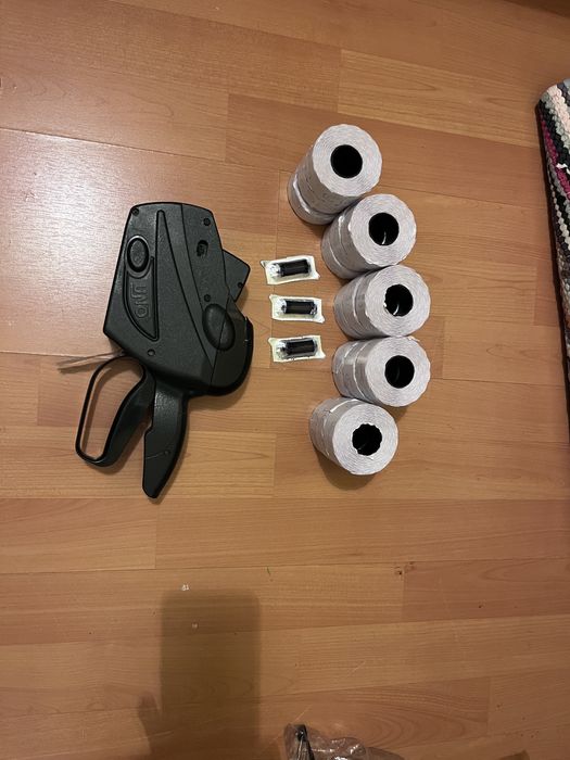 Etichetator pret Uno