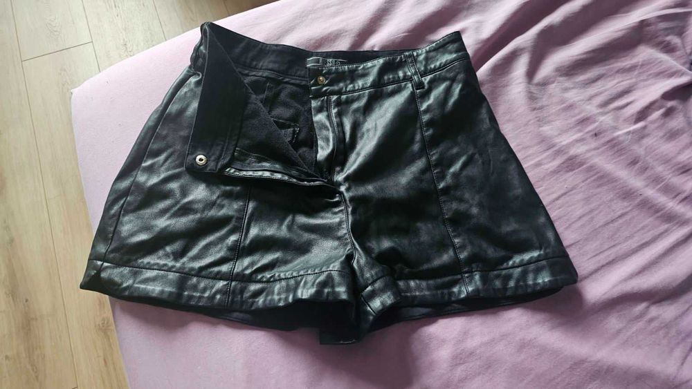 Alessa Ask about me Кожен Къс Панталон