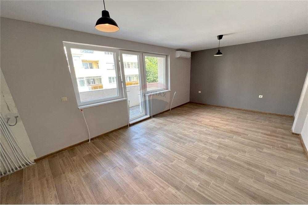 Продава се Тристаен апартамент в Русе, Родина 1 - 103 кв.м за 1374 €/кв.м - Снимка #11
