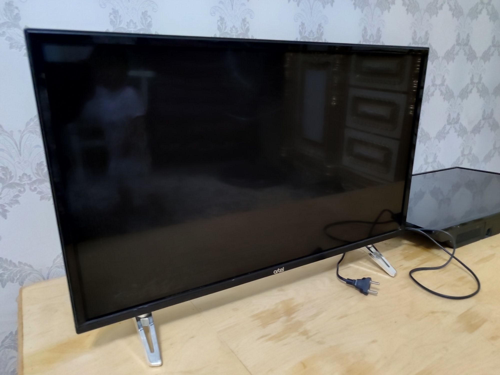 Artel tv 32 talik xichqanqa aybi yoq smart emas  xama narsasi bor