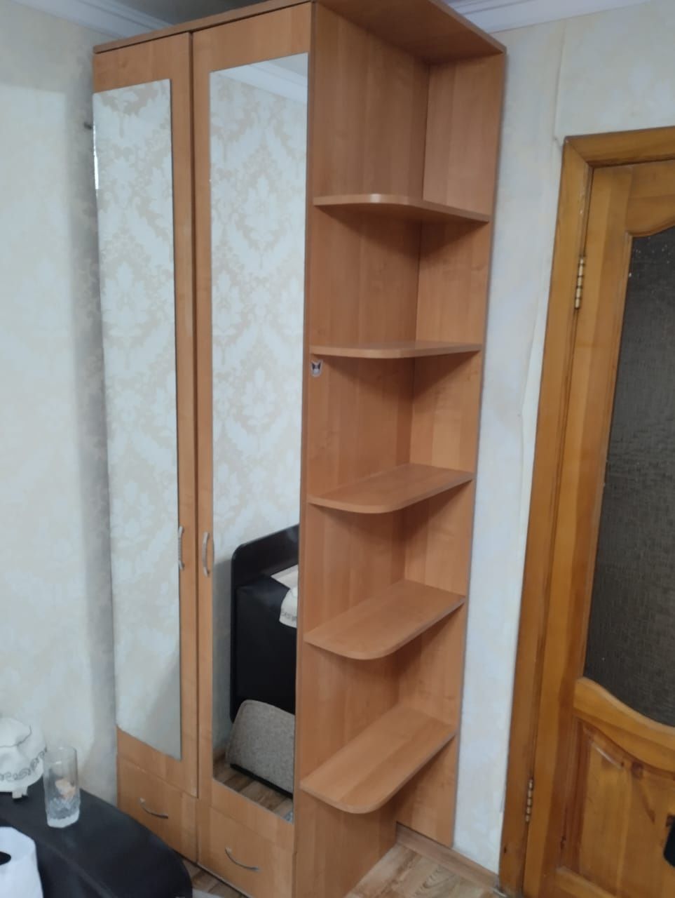 Шкаф двухдверный с зеркалом