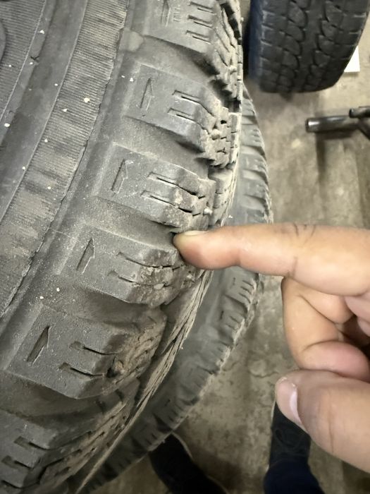Продам зимнюю резину Nokian 265/75 R16