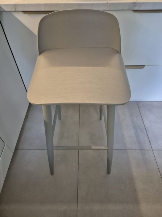 Vând 2 scaune  de bar