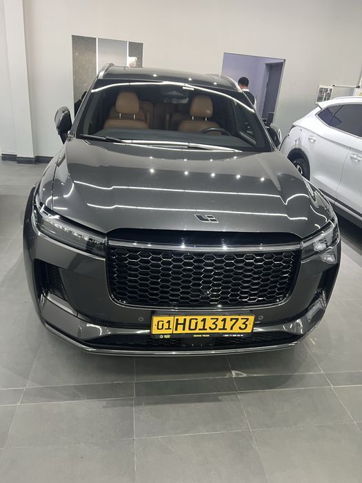 Li one 8 model avtosalondan