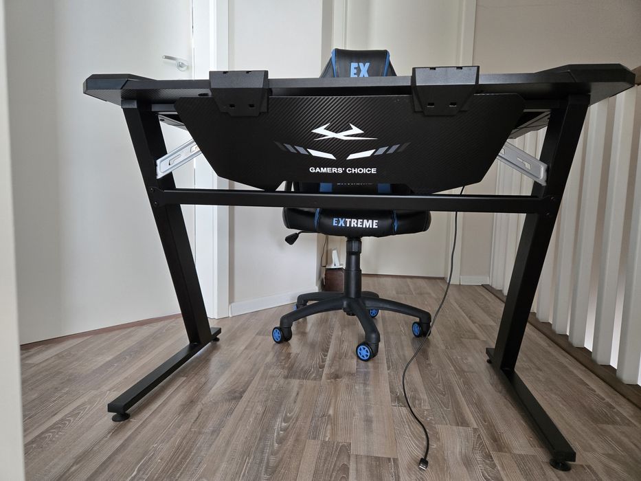 Vând birou si scaun gaming