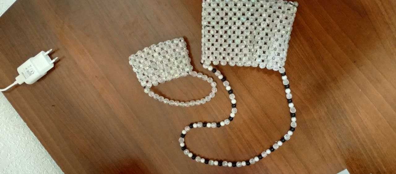 Продаются сумочки из бусинок.  Новые. Ручная работа.