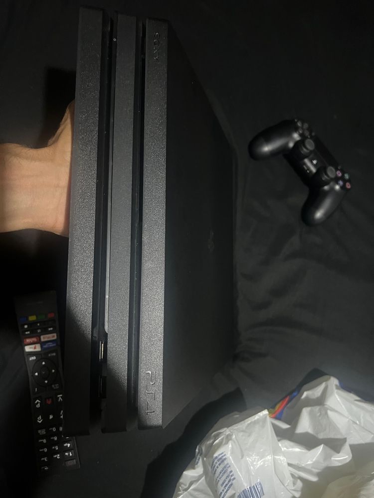 PS4 Pro 1TB +2manete+UFC4