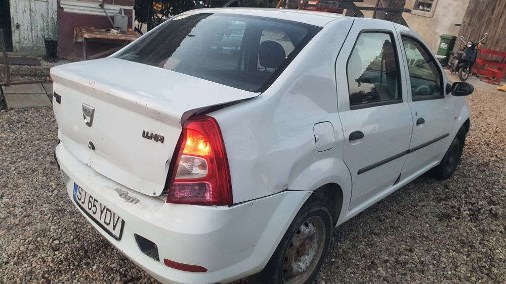 vand sau dezmembrez dacia logan