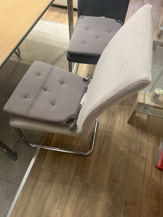 Маса с 4 трапезни стола с възглавнички и холна масичка