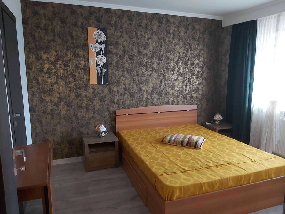 Inchiriez apartament 3 camere, decomandat, ultracentral, Pitesti