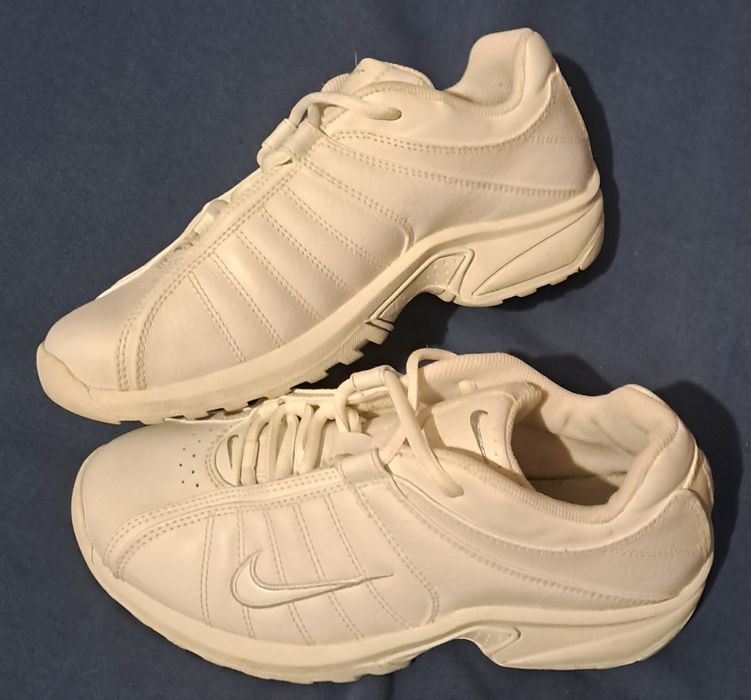 Vând pantofi sport.